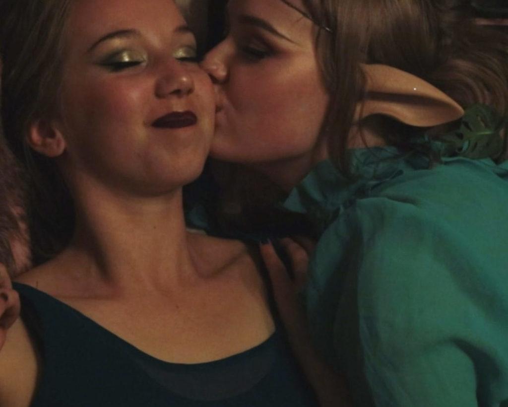 Tyttö pussaa tyttöä poskelle / Girl kissing another girl on a cheek
