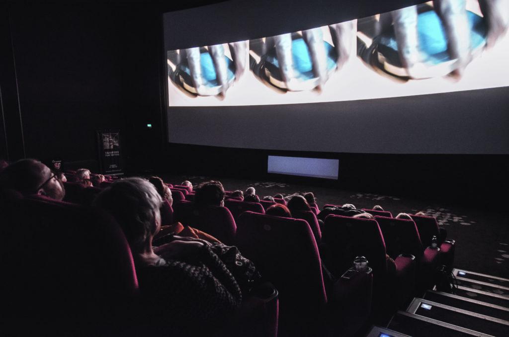 Elokuvateatterin istuimet ja ihmisiä / Movie theater seats and people