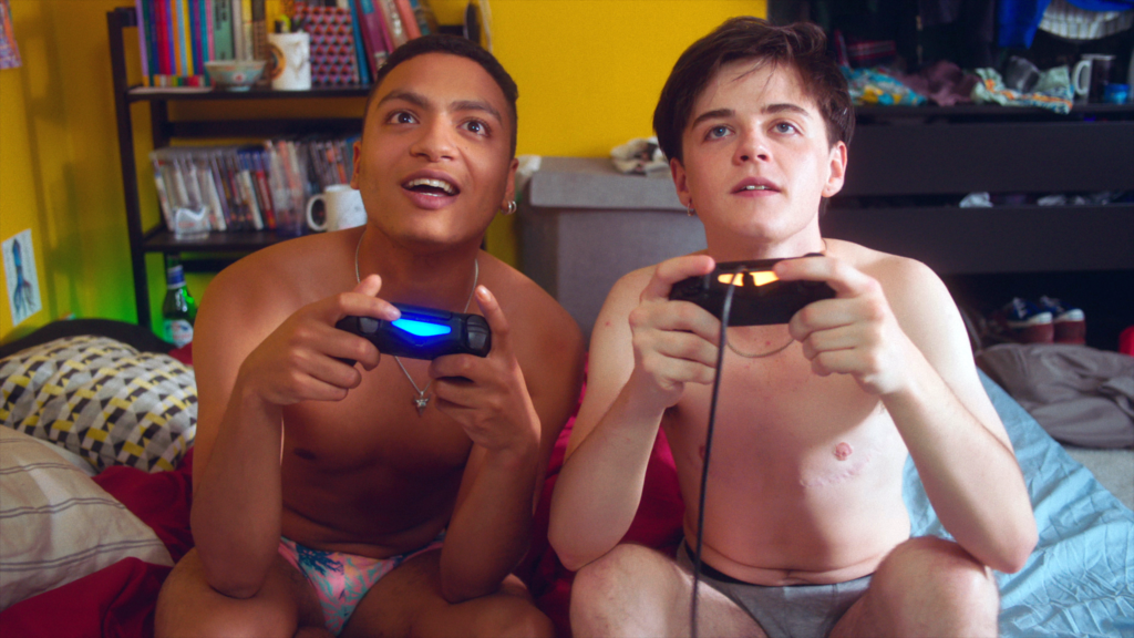 Kaksi poikaa pelaa videopeliä / Two boys playing video games