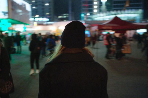 Nainen takaapäin / Back of the head of a woman