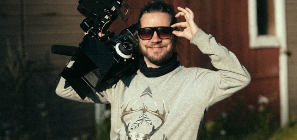 Mies, filmikamera ja aurinkolasit / A man with film camera and sunglasses