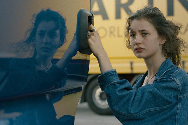 Tyttö ja rekan ovi / A girl and a truck door