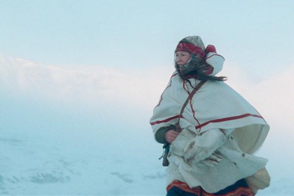 Nainen ulkona lumessa / A woman outside in snow