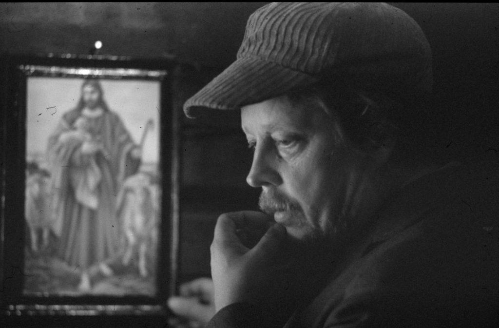 Mies ja kuva Jeesuksesta / A man and a picture of Jeesus