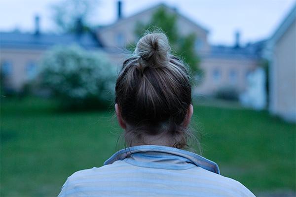 Nainen takaapäin / Back of the head of a woman