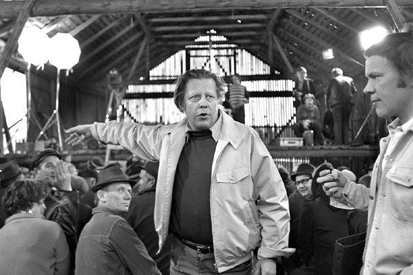 Mies osoittaa / A man pointing