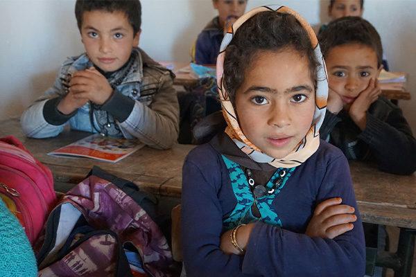Lapsia istumassa luokassa / Children sitting in a classroom