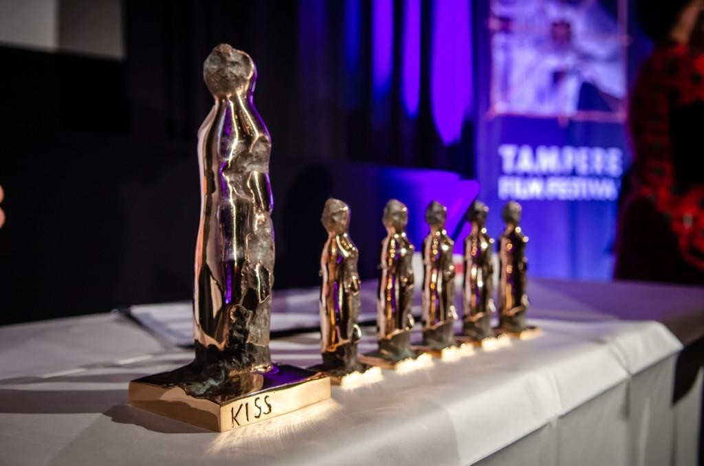 kuva suudelma patsaista, picture of kiss statuettes