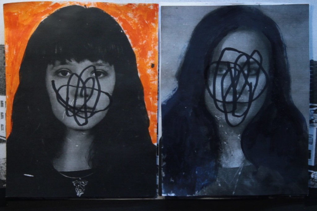 Kaksi kuvaa naisista joiden naamat on tahrittu mustalla tussilla.