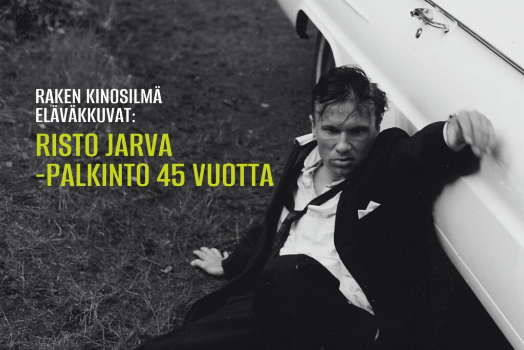 Tappelussa ollut mies nojaamassa valkoiseen autoon. Kuvassa lukee: Raken Kinosilmä Eläväkkuvat osa 22: Risto Jarva-palkinto 45-vuotta.