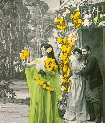 Vanhanaikainen kuva, joka on mustavalkoinen keltaisia kukkia ja vihreäpukuista naishahmoa lukuun ottamatta.