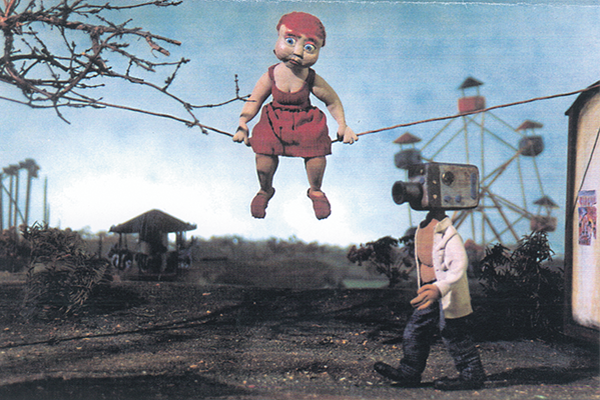 Vaha-animoitu kuva, jossa punamekkoinen ja -tukkainen hahmo istuu korkealla nuoralla. Hänen alitseen kävelee videokamerapäinen hahmo.