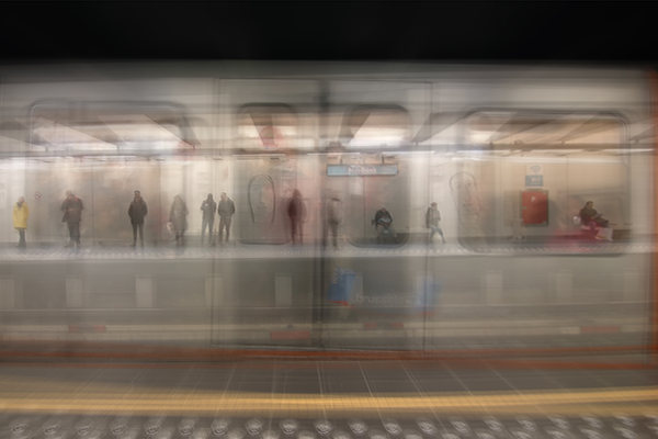 Kuva ihmisistä odottamassa metroasemalla, jonka päälle on häivytetty kuva saapuva metroasemasta.