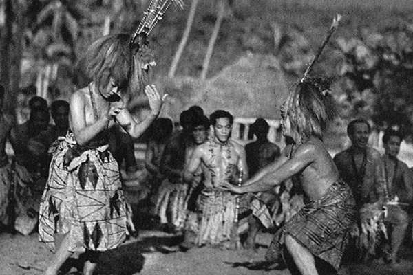 Samoan alkuperäiskansaa tanssimassa.