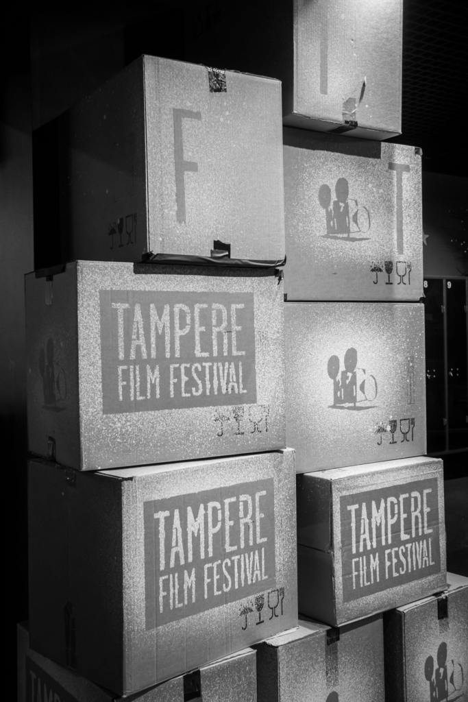 Tampere Film Festival -pahvilaatikoita.