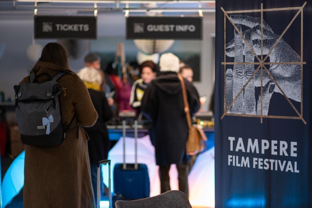 Ihmisiä jonottamassa Vierasinfoon.