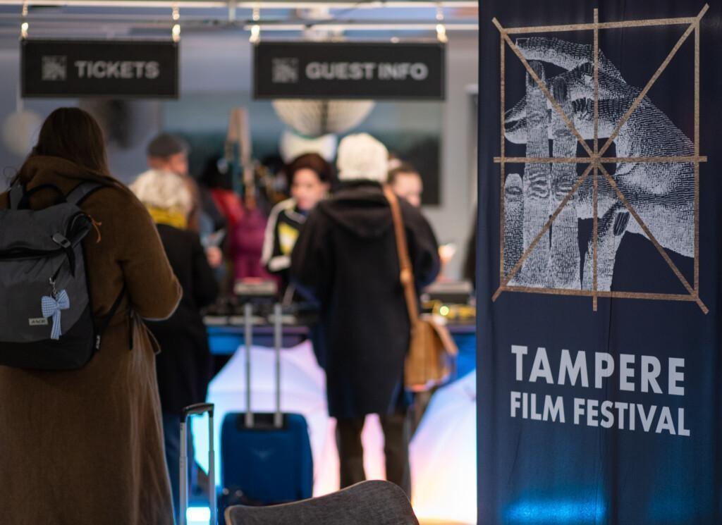 Ihmisiä jonottamassa Vierasinfoon.